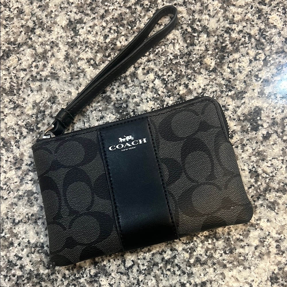 Coach Black Wristlet 🖤🖤🖤